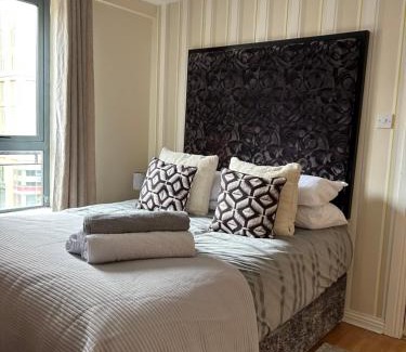 Belfast Central District Apartment | Large 2 bedroom 2 bathroom x6 person city center apartment with free underground parking