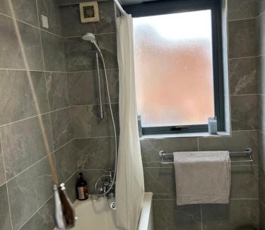 Belfast Central District Apartment | Large 2 bedroom 2 bathroom x6 person city center apartment with free underground parking
