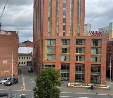 Belfast Central District Apartment | Large 2 bedroom 2 bathroom x6 person city center apartment with free underground parking