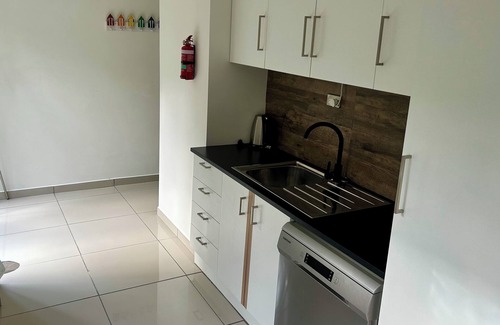 Batehaven Apartment | Large 2 Bedroom Apartment, pool table, laundry, close to beaches