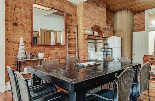 Deakin House | Large, 2 BR stable conversion (circa 1874) tucked in the heart of old town. 🍃