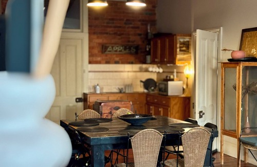 Deakin House | Large, 2 BR stable conversion (circa 1874) tucked in the heart of old town. 🍃