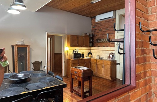 Deakin House | Large, 2 BR stable conversion (circa 1874) tucked in the heart of old town. 🍃