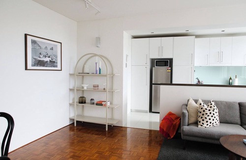 Bondi Beach Apartment | Large 2BR w. A/C, balcony, parking & pet friendly