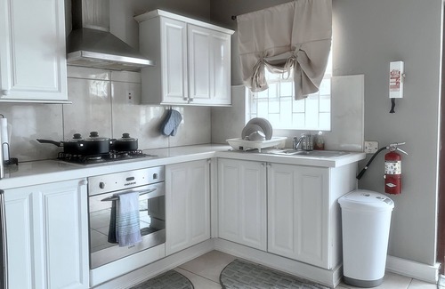 Brighton Apartment | Large 3 Bed + FREE amenities + Close to everything