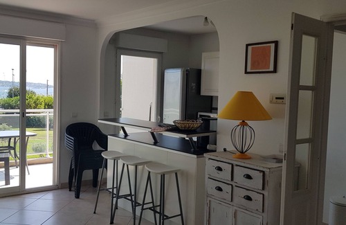 Antibes Apartment | Large 3P apartment in estate on top floor with waterfront sea view