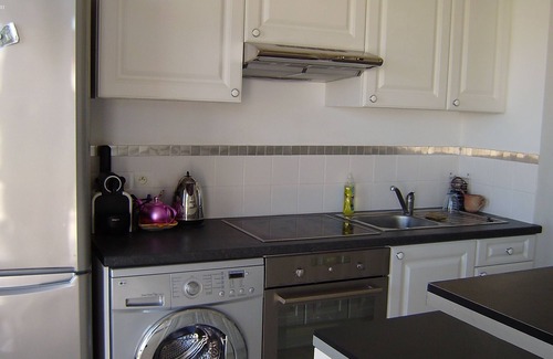 Antibes Apartment | Large 3P apartment in estate on top floor with waterfront sea view