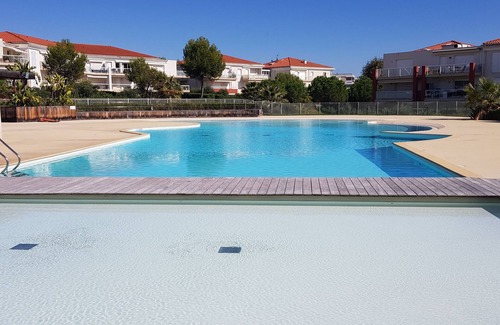 Antibes Apartment | Large 3P apartment in estate on top floor with waterfront sea view