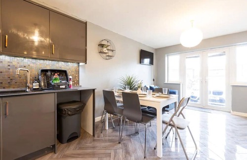 Middleton House | Large 5-Bed House in Leeds/Fits 10/Free Parking/