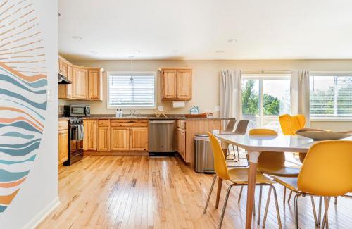 Como House | LARGE 5 Bed Lake Geneva Home 4 Blocks from Lake!