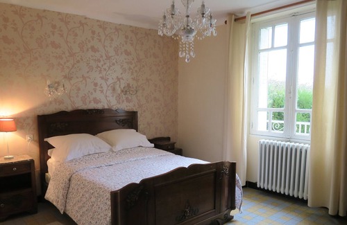 Le Boupere House | Large 5 Bedroom Detached House + large private gardens & free unlimited internet