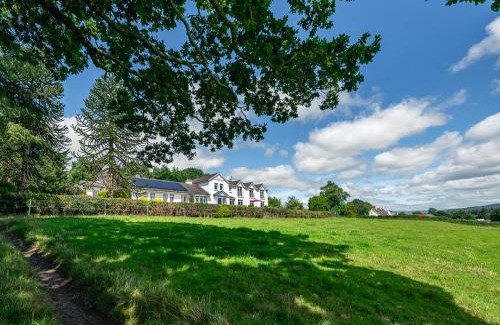 Kenmare House | Large 5 bedroom home to sleep 10 people with wonderful sea views