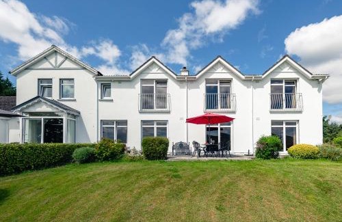 Kenmare House | Large 5 bedroom home to sleep 10 people with wonderful sea views