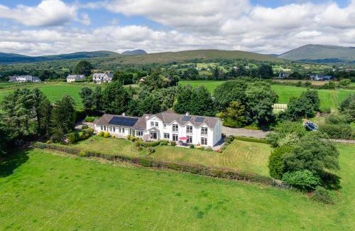 Kenmare House | Large 5 bedroom home to sleep 10 people with wonderful sea views