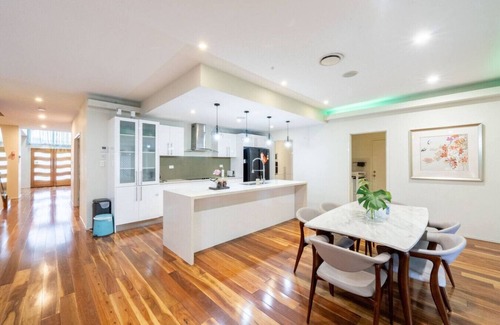 Sunnybank House | Large 5BR 3BA Fam Home w Parking+Yard at Sunnybank