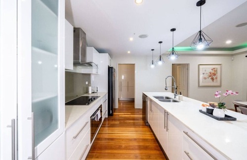 Sunnybank House | Large 5BR 3BA Fam Home w Parking+Yard at Sunnybank