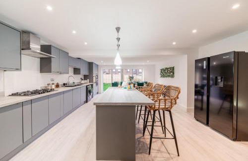 Ashton in Makerfield House | Large 6-Bed house, Free Parking & Motorway Access