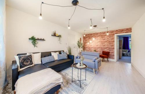 Ashton in Makerfield House | Large 6-Bed house, Free Parking & Motorway Access