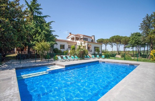 Sils Villa | Large 7 Bedrms villa in Spain, near Barcelona &15min beaches Private pool