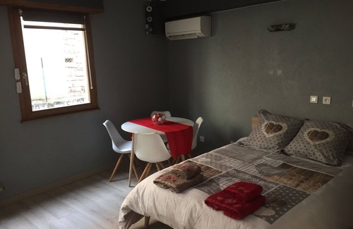 Wasselonne House | Large air-conditioned room for 1 to 4 people with access to the communal swimming pool