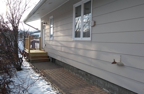 Malletts Bay Apartment | Large and Cozy, Scenic Walks, Private Entry, Jacuzzi Tub