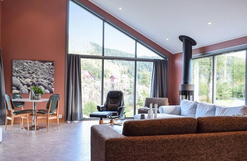 Suldal House | Large and modern cottage with fjord view on Hebnes in Suldal municipality.