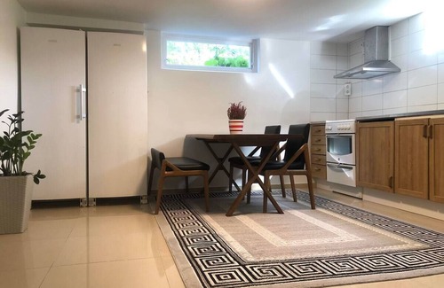 Lund House | Large and Peaceful semi-basement with 3 Bedrooms