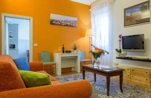 San Lorenzo Apartment | Large apartment between two parks in central Florence - special weekly deals