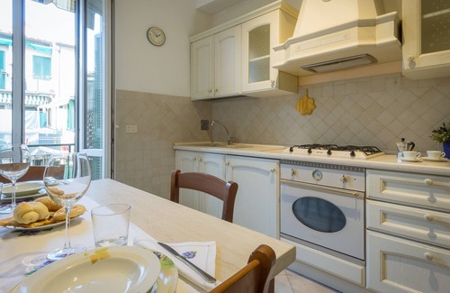San Lorenzo Apartment | Large apartment between two parks in central Florence - special weekly deals