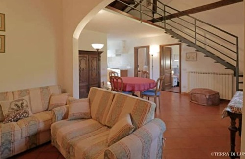 Pontremoli Apartment | Large apartment on the river in a historic village
