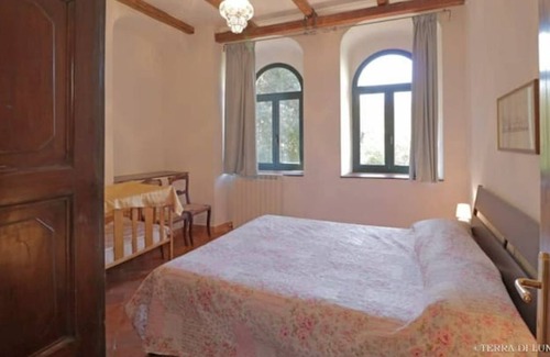 Pontremoli Apartment | Large apartment on the river in a historic village