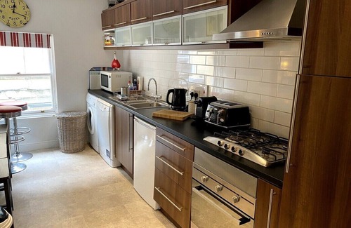 Upper Town Condo | Large Apt. in the Heart of Historic Bath (MB)