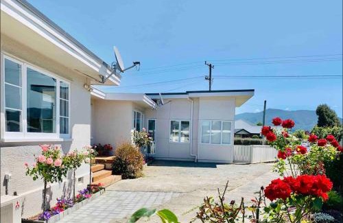 Motueka House | Large Bright Guest House