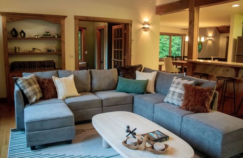 Mountain Base Cabin | Large Cabin- Game Room/Pool Table/Arcades/Hot Tub