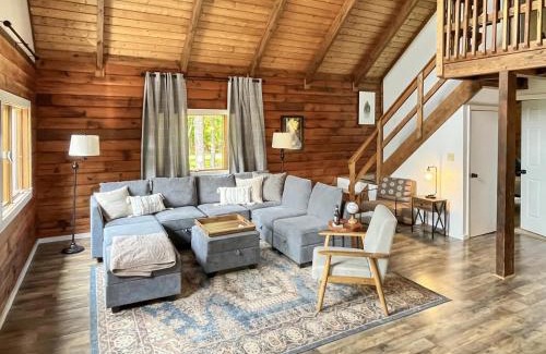 Berkeley Springs House | Large Cabin w Hot Tub, Pond, Deck, Fire Pit, WiFi