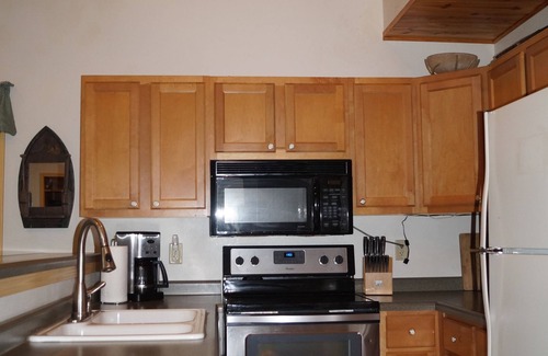 Friendship House | Large Cabin with WiFi - Sleeps 15. Great Location: near Castle Rock + WI Dells