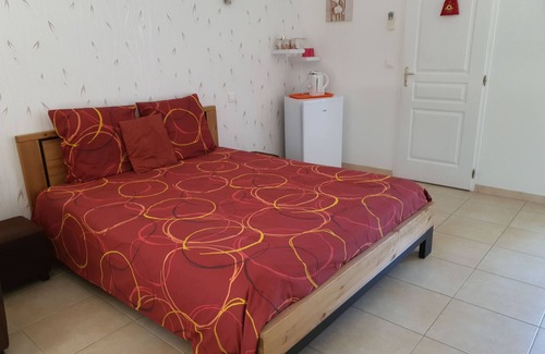 Aubais Bed & Breakfast | Large Chambre D'hôtes (2) Avec Terrasse au Calme. Pets Accepted