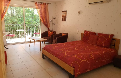 Aubais Bed & Breakfast | Large Chambre D'hôtes (2) Avec Terrasse au Calme. Pets Accepted