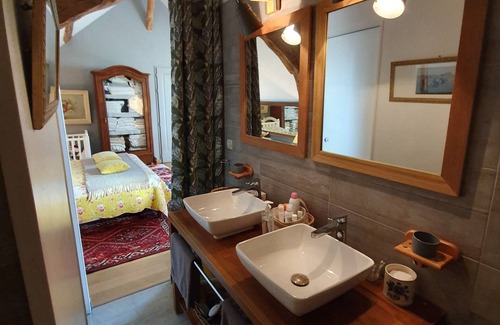 Ury Bed & Breakfast | LARGE CHAMBRE D'HOTES FAMILY SUITE FOR ONE TO FOUR PEOPLE WITH SWIMMING POOL