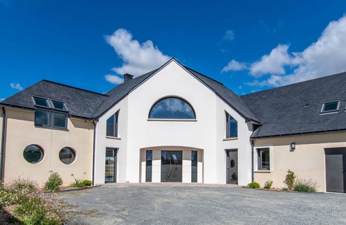 Briollay Villa | Large, comfortable villa for 15 near Angers