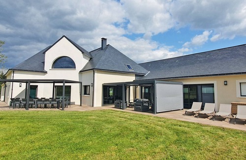 Briollay Villa | Large, comfortable villa for 15 near Angers