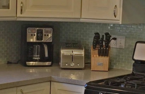 Gold Coast Cottage | Large Cottage Near SF, Beach, Airport w/Backyard
