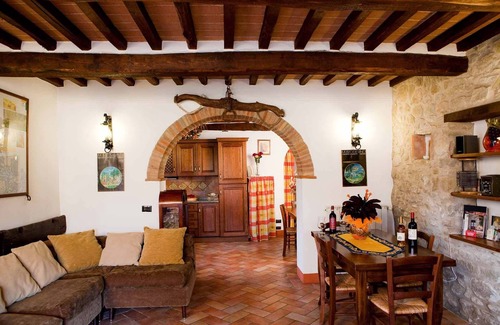 Cortona Apartment | Large country apartment in Cortona 3bed3bath with shared pool & gorgeous gardens