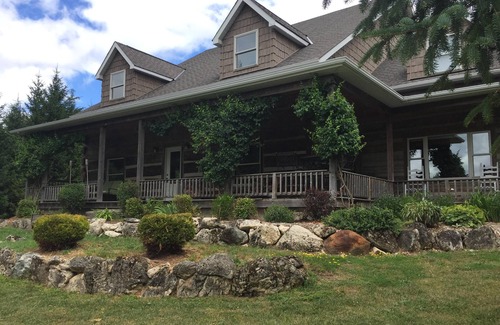 Melancthon House | *LARGE COUNTRY HOUSE ON 50 ACRES. ROOM FOR YOUR HORSES.