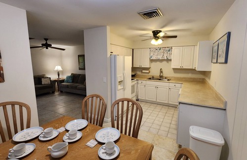 Hobe Sound Villa | Large, cozy and convenient king bed 1/1 + office/den villa - 1 mile from beach!