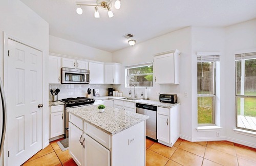 Wells Branch House | Large Dog Friendly House w/Fenced yard! Sleeps 14