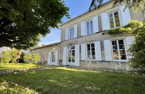 Villeneuve-la-Comtesse House | Large family home - private heated pool - 3 bathrooms - 3 WCs