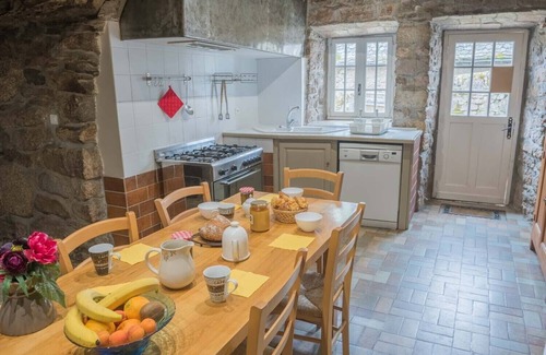 Saint-Leger-de-Peyre House | Large family gîte in a manor house for 10 people in the Parc des Loups