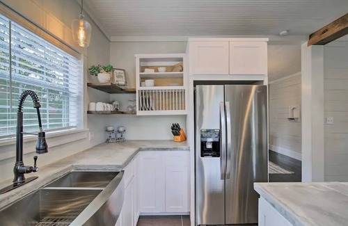 Uvalde House | Large Family Cottage near Main St Shops! Sleeps 9.