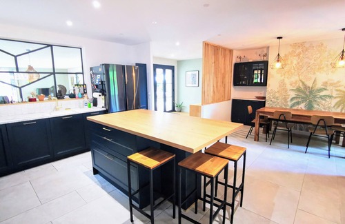 Saint-Morillon Villa | Large family home between vineyards and forests